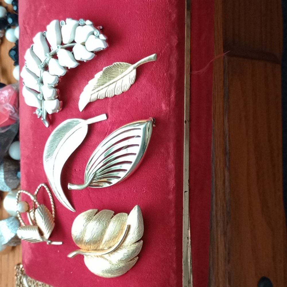 6 GOLD TONE LEAF BROOCHES VINTAGE